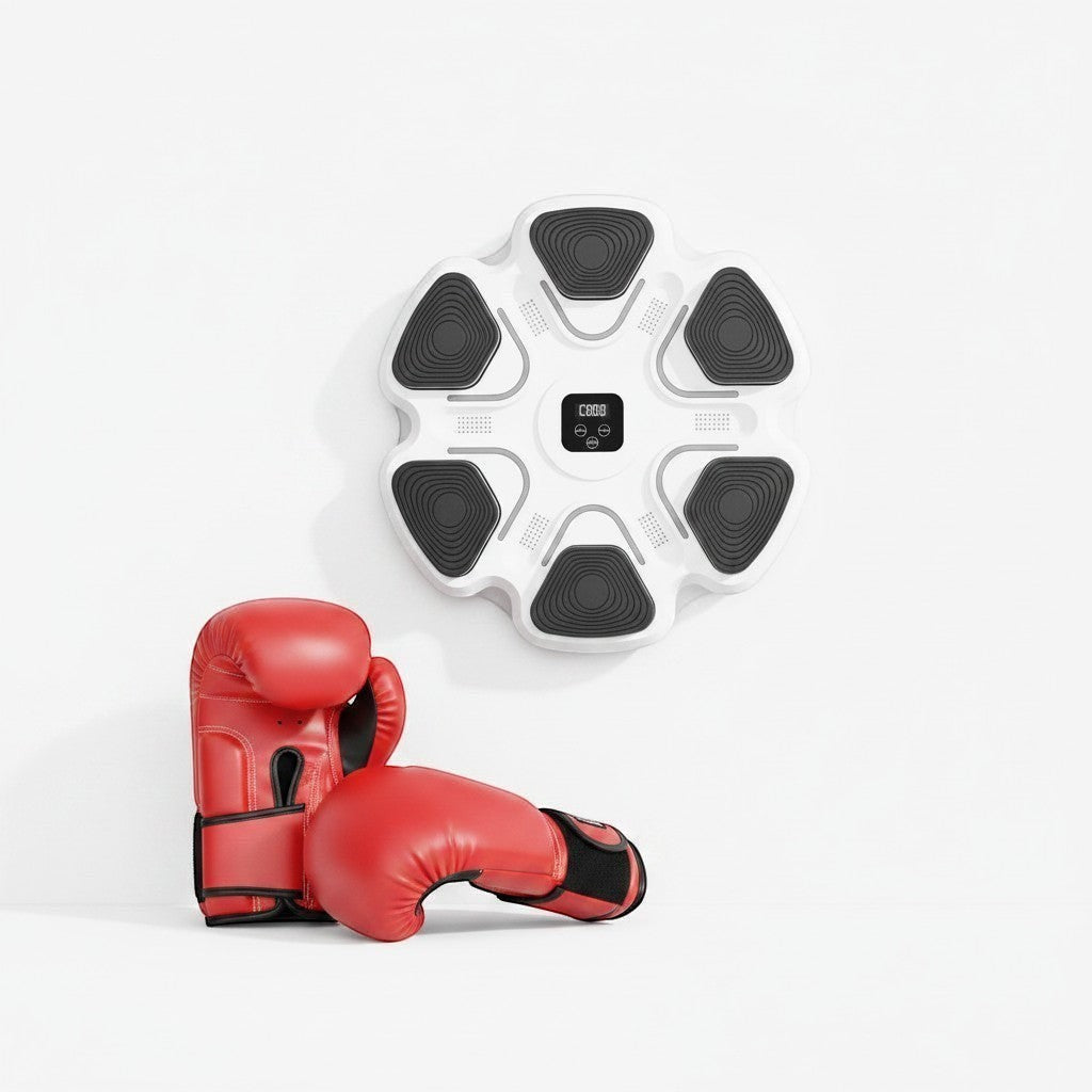 Diana de boxeo inteligente The Fitness Universe montada en la pared con guantes de boxeo rojos, ideal para entrenamientos de reflejos y cardio en casa.
